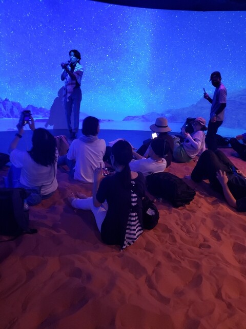 きいろいとり　ヨルダンパビリオン　砂漠の砂 ヨルダン - 万博GO