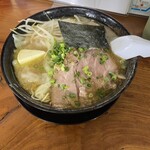 伊達屋 - 赤みそラーメン（大）雲呑、バタートッピング
