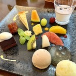 ルヴェール - ◉ デザート盛り合わせ
      　パンナコッタの上にココナッツ善哉
      　林檎と栗のアイスなどなど…