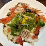 ルヴェール - ◉ いろいろな海の幸のサラダ
      　トマトとバジルのソースで…