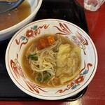 麺飯店 喜楽 - 取り分けたキムチワンタンラーメン