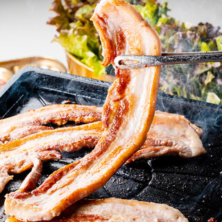 プロが目の前で焼き上げるこだわりの生サムギョプサル！