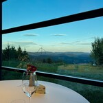 Restaurant Régis & Jacques Marcon - この日は、窓際のお席。
      時間と風景の変化を、より感じられます。