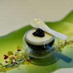 Restaurant Régis & Jacques Marcon - 前日と同じ料理のはずなのに、なぜかことさら美味しく感じる（笑）
      下に敷かれているレンズ豆の甘さを、キャビアのコクと塩味が引き立たせてくれていて、素晴らしい！