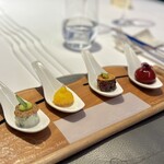 Restaurant Régis & Jacques Marcon - エストラゴン・トマト・牛肉・ビーツの４種のひと口アミューズ。
      前日とはトマトに変わってますし、牛肉も卵黄を使ったユッケ風に。