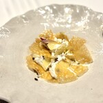 Restaurant Régis & Jacques Marcon - こんがり焼かれたチーズを割ると、下には味わいの柔らかいブルーチーズのムースが。
      これは香りといい、食感の変化といい、さすがにシェフのオススメ！
      美味しい〜(^^)