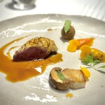 Restaurant Régis & Jacques Marcon - メインの鳩。
      メニューに書かれた通り、「キノコの鱗」に覆われています。
      鳩の柔らかな身質に、キノコの食感がまとわれて、味だけでなく食感のグラデーションも楽しい！
      付け合わせも素晴らしく、見事なメイン♪