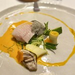 Restaurant Régis & Jacques Marcon - アンコウが半生に火入れされていて、ホロリとほぐれます。
      以前、ボキューズ・ドールの課題食材にもなっていましたし、山間部のお魚はアンコウが主流なのかも。
      この人参バターのソースが、甘味があって好み。