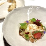 Restaurant Régis & Jacques Marcon - 手長海老は、マリネして野菜やクスクスと。クリームチーズのようなソースが美味しい。
      奥にあるグリルは、半生でシンプルに。