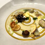 Restaurant Régis & Jacques Marcon à Saint-Bonnet-Le-Froid - これこそ本領の一皿でしょう！
                                ぐるりとアーティチョークのソースを敷き詰め、その絨毯の上には様々なキノコ♪
                                ジロール、タマゴタケ、セップなどなど。スタッフさんも「全部はわからない」と仰るパレード。最高！