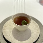Restaurant Régis & Jacques Marcon - キノコが香るお茶。
      ハーブも入って、ホッと落ち着く一杯。