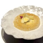 Restaurant Régis & Jacques Marcon - チーズワゴンにチャレンジし切れませんが、シェフおすすめの「チーズの一皿」をいただきます。