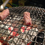 炭火焼肉 ぶち - 厚切りタンをコロコロ焼いて…