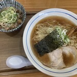めん処 鶴つる - 鶴つる中華（細麺）にチャーシュー丼