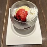 カフェ キャンティ - バニラアイス　季節のフルーツソース添え