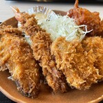 かつや 埼玉鴻巣店 - 秋の海鮮フライ定食　奥に唐揚げが