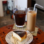 あきの珈琲 - バスクチーズケーキ（650円） アイスコーヒー（550円） アイスカラメルラテ（650円）