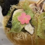 眞鯛 沼津港 - 海苔に鯛とレタスとかまぼこ？丸めて食べる