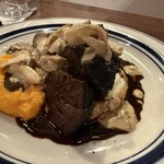 ODETTER - 牛ホホの赤ワイン煮。左はマッシュ人参。甘みが広がる。キノコは何種類か、なかにポルチーニタケも入ってて薫りよき◎