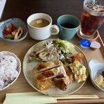 COMO'S KITCHEN - グリルチキン自家製タルタル添え、ご飯大盛り無料で1600円。アイスコーヒー400円。野菜のバランスが良くて身体に優しい品々でした。