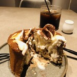 MYSTAR BASE - ティラミスブリュレを半分にカットすると、上の部分には黄色いクリーム…カスタード➕クリーム？