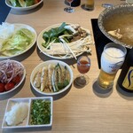 モーモーパラダイス - スタートの瓶ビールとトマトジュースと野菜