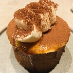 MYSTAR BASE - ティラミスブリュレ。ブリュレされたカフェラテバウムはココアパウダーで覆われています