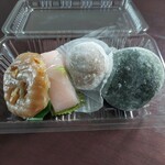 福屋 - 左からくるみ餅すあま、コーヒー大福、草大福