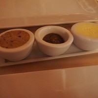銀座 シェ・トモ - 左から牛肉のパテ・ブラックオリーブ＆アンチョビ・特製バター