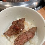 お肉屋さんの焼肉 まるやす - 焼肉丼に
