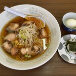 味ふじ - チャーシューメン＆サービスのチャーシューおにぎり、ゆで玉子