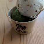 三田牧場 - ラムレーズンと抹茶のダブル