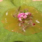 料理屋 植むら - 葉の上にジュレが・・・
