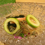 料理屋 植むら - 葉の下に前菜。自分でジュレをかけ混ぜます