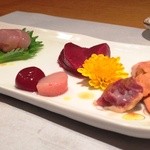 じどりや 穏座 - メスの肝、心臓。
      オスの砂肝、赤丸は、メスの脾臓、白丸はオスの白子。
      大葉の上が、オスのささみ、手前のひしお（醤）をつけて。
      メスのもも肉膝上部分。
      メスの胸肉。