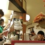 担々麺 ほおずき - 店内は常に満席で賑わう…