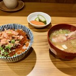 しんのすけ - 焼鮭といくら丼(みそ汁・ぬかづけ付)