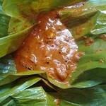 三燈舎 - バナナの葉を開いた海老カレー