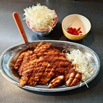 ゴーゴーカレー - 料理写真:人気No.1のロースカツカレーの
トンカツが2倍載っている

●ダブルカツカレー　1,300円

をポチッてみた

■キャベツ、福神漬はおかわり無料❗️
　マヨネーズも置かれている