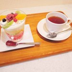 Wisteria - トライフル 380円、セイロン紅茶 350円。
                        トライフルはイギリスのスイーツで、ボキらも初めて食べるけど、
                        大阪でトライフルが食べられるのはこちらのお店だけなんだって。