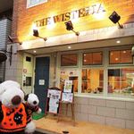 Wisteria - ここはイギリス好きのオーナーが
                        今年4月にOPENしたお店『ウィステリア』。
                        1階はファストフード、2階はパブレストランになってます。