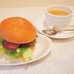 ウィステリア - ローストビーフバーガー 380円、ブレンドコーヒー 350円。