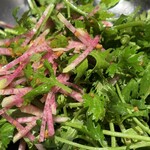 サンコウエンチャイナ・カフェ アンド ダイニング - パクチー塩ガーリックサラダ