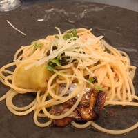 キハチ 名古屋JRセントラルタワーズ店 - 香ばしく焼いたスモーク鯖と焼き茄子のぺぺロンチーノ　新生姜と紫蘇の実を添えて