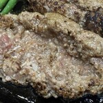 グリル アラベル - 国産和牛ハンバーグ（断面）