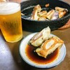 いづみ - 焼ぎょうざ 一人前(10こ)550円 瓶ビール(小)550円