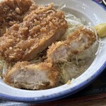 ねもと屋 - 脂身は少なめのロース肉なのでしっかりした肉質です。