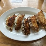 ねもと屋 - 餃子。これはさすがに焦げすぎでした。