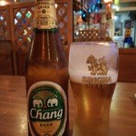 チャンビール。グラスはシンハーです