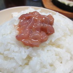 Sutamina Yakiniku Teppanou - 塩辛を乗せて食べるとご飯が進み焼肉が出来あがる前に無くなっちゃいそうでした・・・
                      